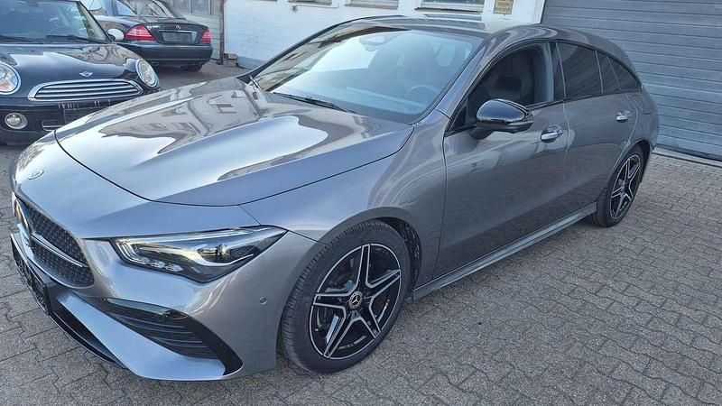 Mountaingrau Gebraucht 2024 Mercedes CLA200 AMG Kombi | 31.999 € (Fairer Preis) - Bild 1/4