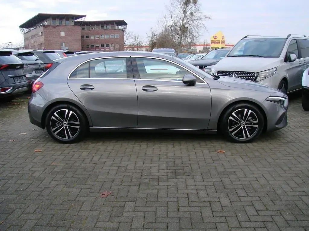 Gebraucht Mercedes A200 Progressive 150 PS (110 kW) 2025 Mountaingrau (metallic) Limousine