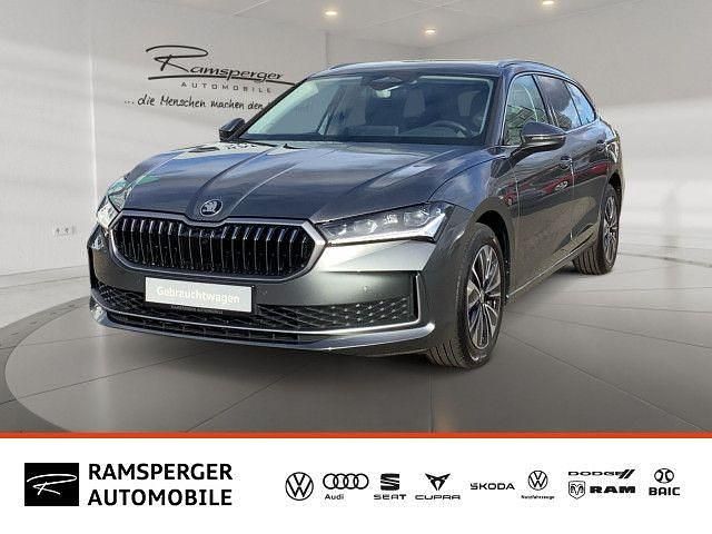 Grau (graphitegrau metallic) Gebraucht 2024 Skoda Superb Selection Kombi | 38.990 € (Fairer Preis) - Bild 1/4