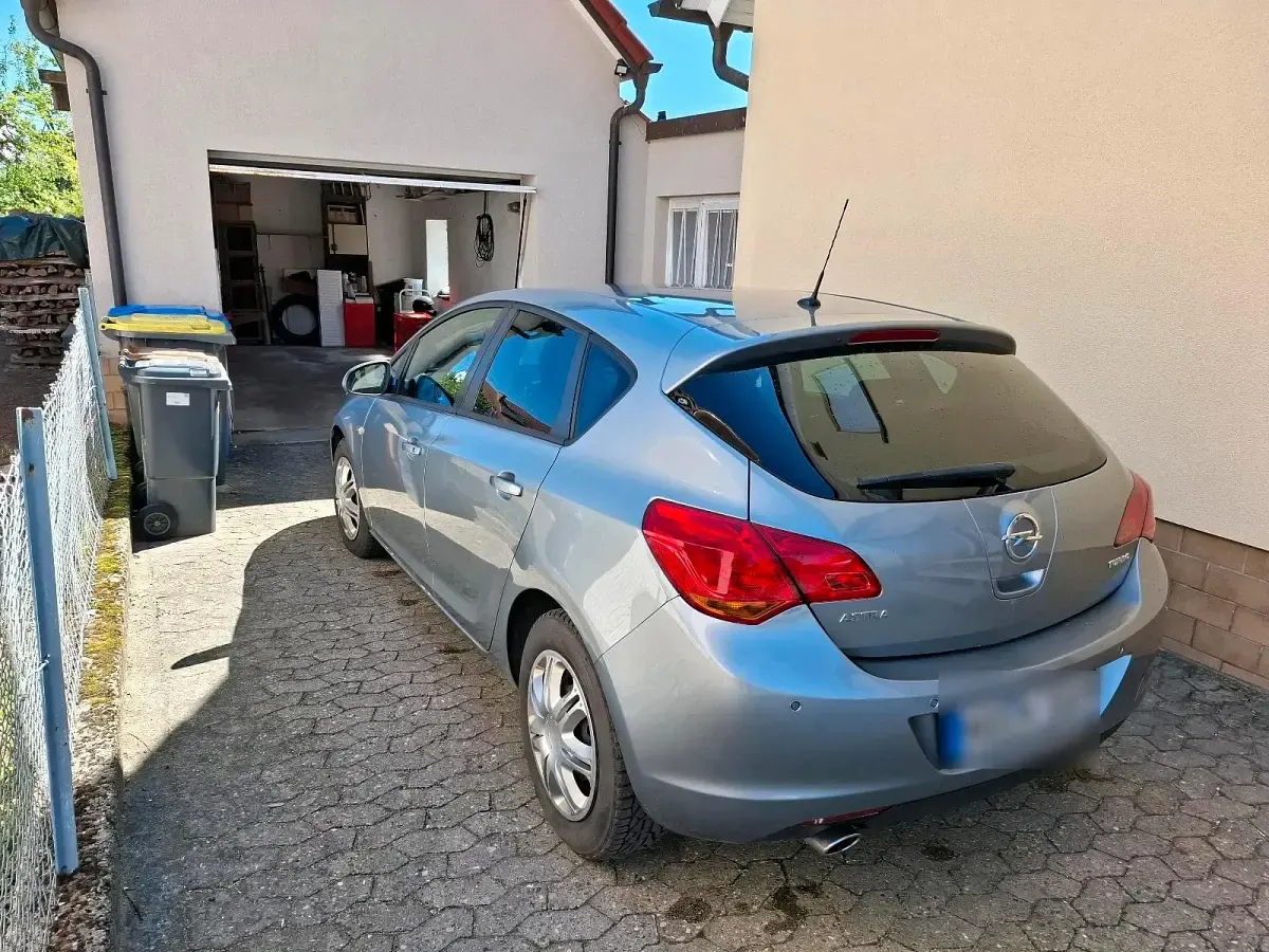 Second-hand Opel Astra 140 CP (102 kW) 2011 Andere farben Hatchback