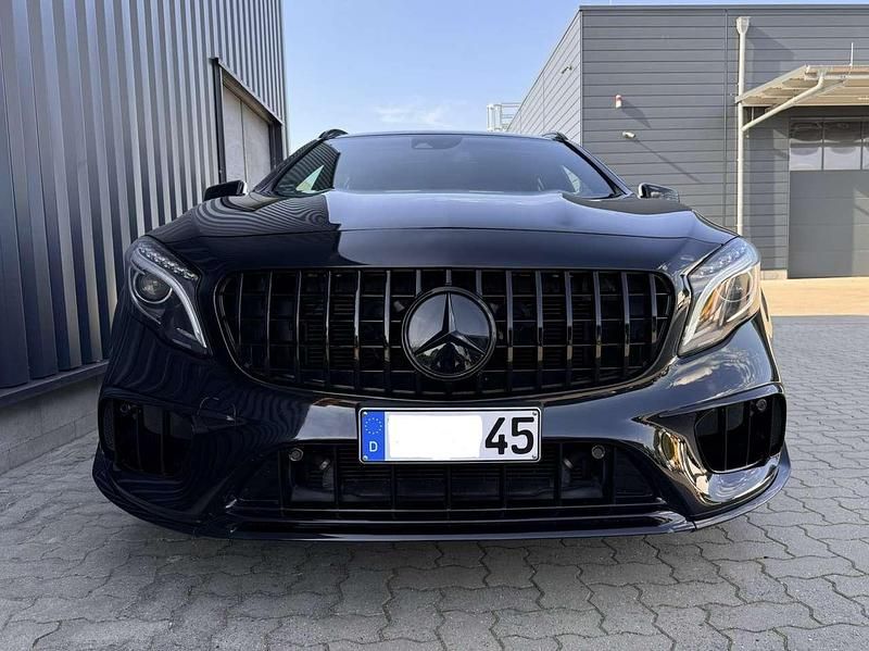 Schwarz Gebraucht 2017 Mercedes GLA45 AMG AMG SUV | 29.990 € - Bild 1/4