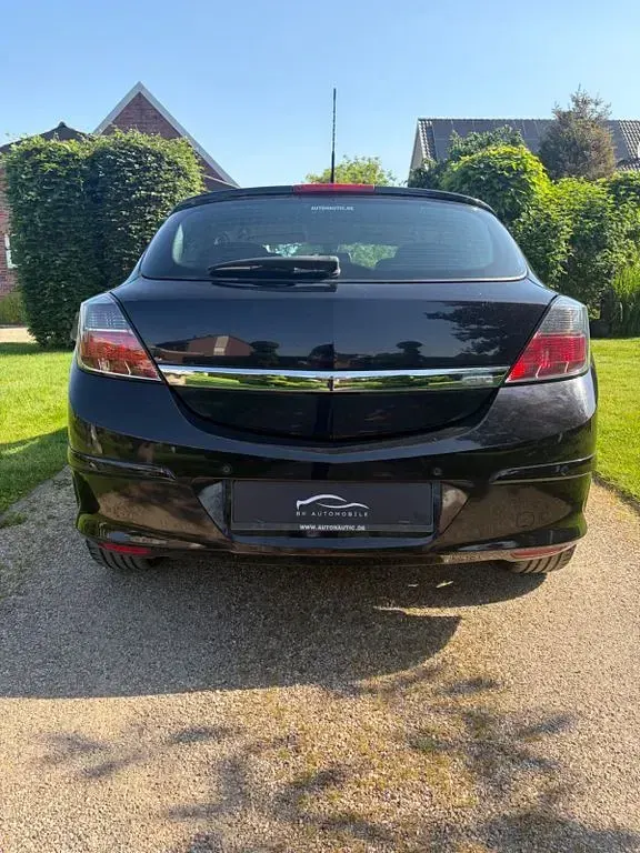 Używany Opel Astra GTC Edition 105 KM (77 kW) 2007 Czarny Sedan/Limuzyna