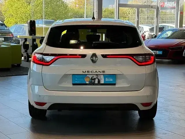 Używany Renault Mégane Play 132 KM (97 kW) 2017 Biały Sedan/Limuzyna