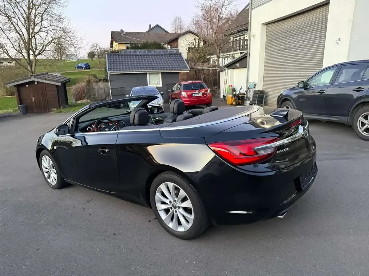 Usado Opel Cascada Active 140 HP (102 kW) 2016 Preto Cabrios
