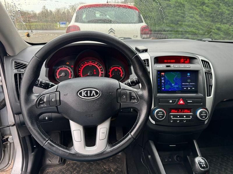 Gebraucht Kia Ceed Attract 90 PS (66 kW) 2011 Silber Kleinwagen