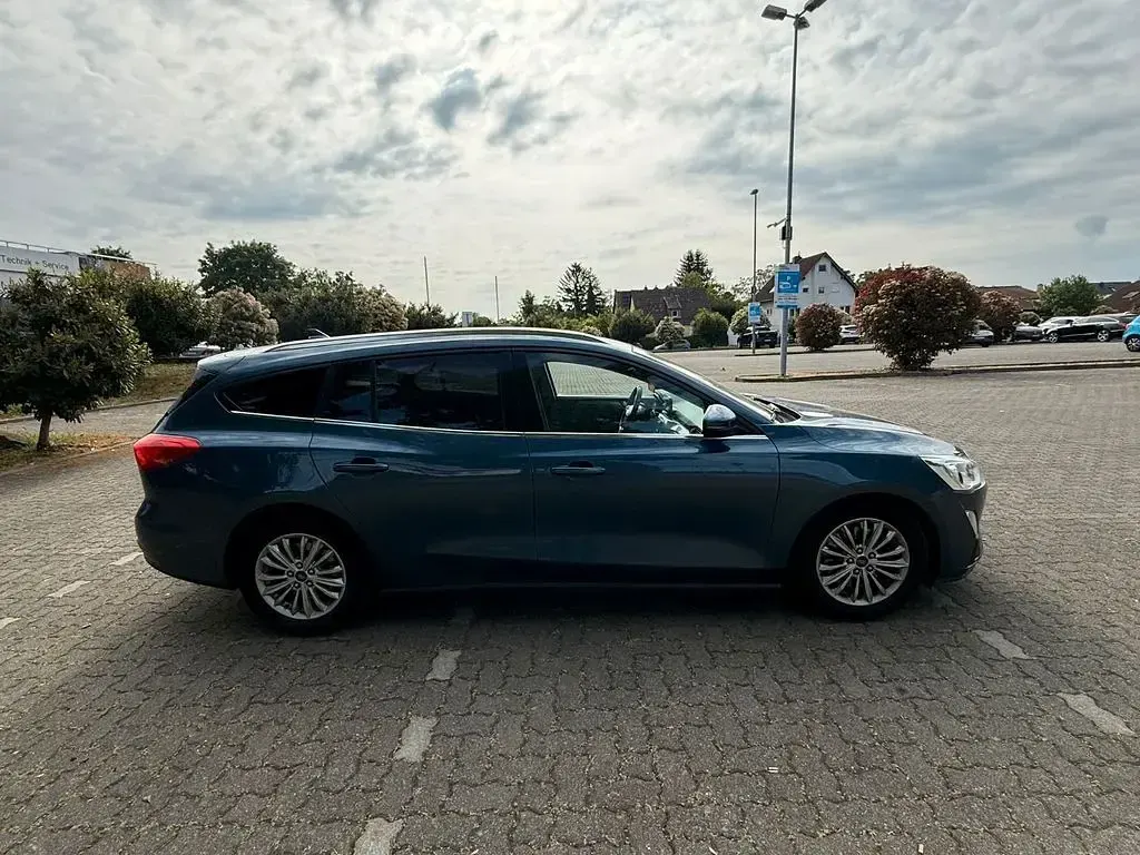 Używany Ford Focus Titanium 150 KM (110 kW) 2018 Niebieski Sedan/Limuzyna