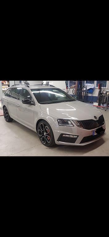 Grau Gebraucht 2018 Skoda Octavia RS Kombi | 21.880 € (Fairer Preis) - Bild 1/4