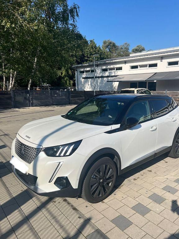 Weiß Gebraucht 2021 Peugeot e-2008 GT SUV | 16.500 € (Fairer Preis) - Bild 1/4