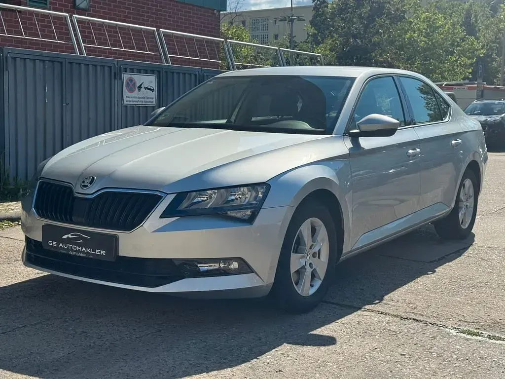 Gebraucht Skoda Superb Active 125 PS (91 kW) 2015 Silber Limousine