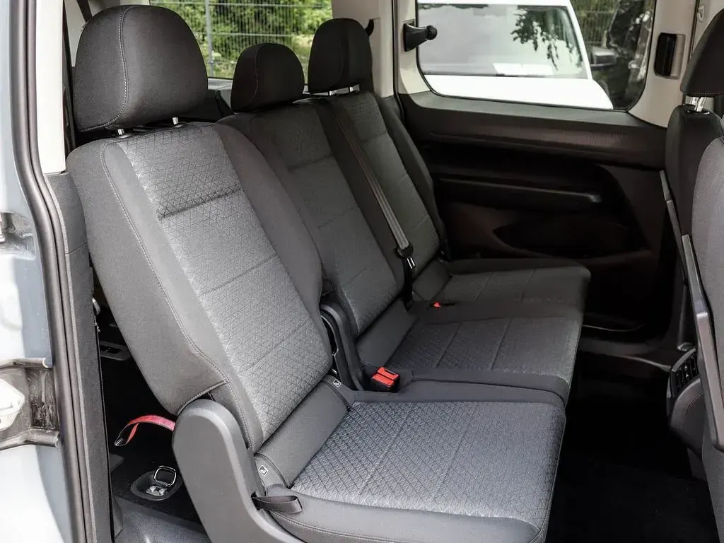 Neu Ford Grand Tourneo Connect Titanium 122 PS (89 kW) 2026 Silber Van / Kleinbus