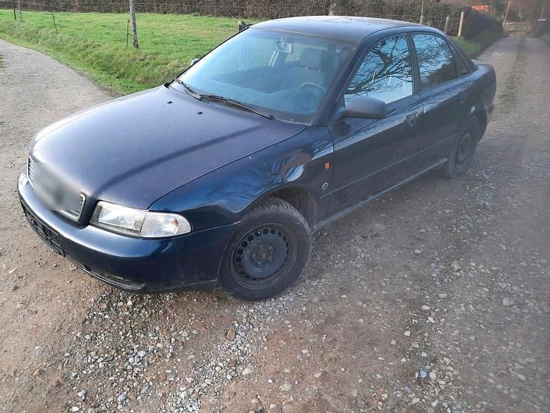 Blau Gebraucht 1995 Audi A4 Limousine | 1.650 € - Bild 1/4