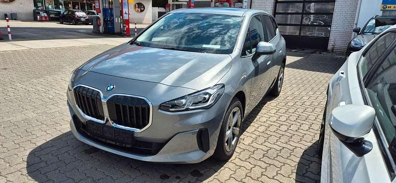 Skyscraper grau Gebraucht 2023 BMW 218 Active Tourer Van / Kleinbus | 27.200 € (Guter Preis) - Bild 1/4