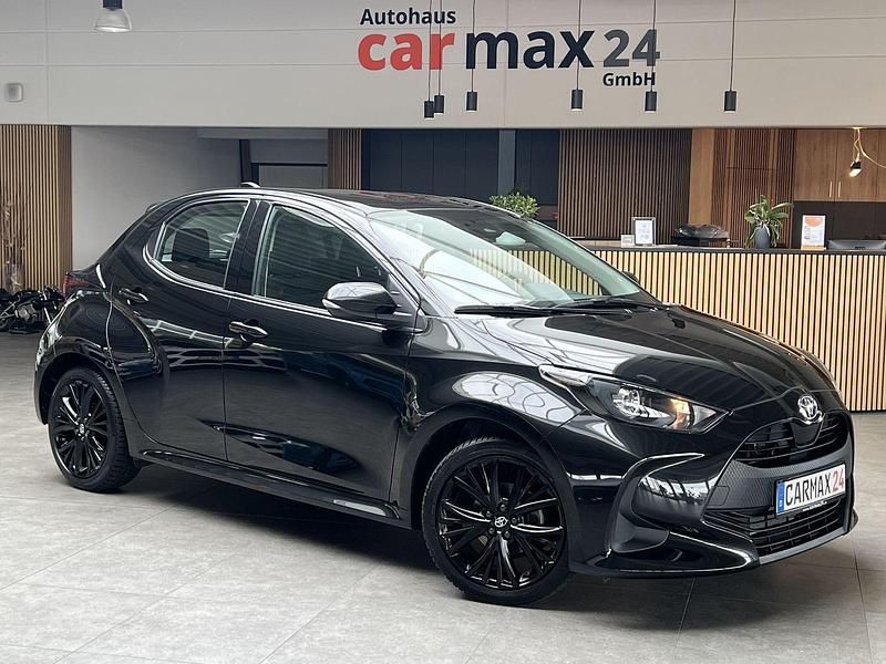 Schwarz Gebraucht 2023 Toyota Yaris Comfort Limousine | 15.969 € (Fairer Preis) - Bild 1/4