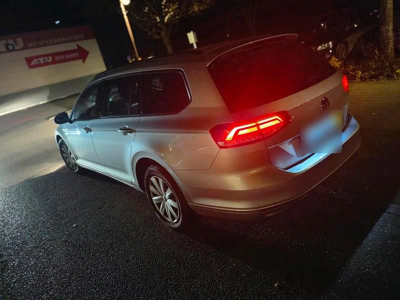 Silber Gebraucht 2018 VW Passat Kombi | 13.300 € (Superpreis) - Bild 1/4