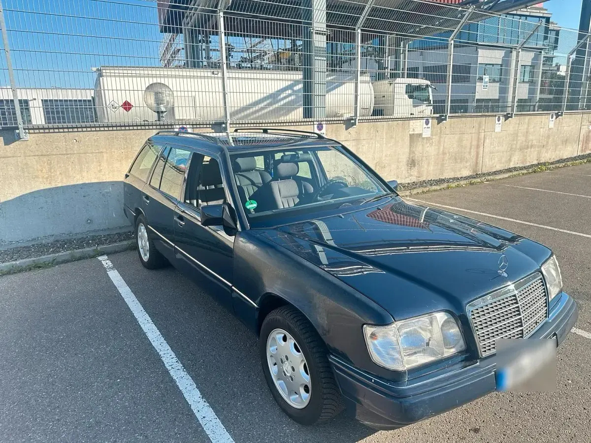 Gebraucht Mercedes E220 150 PS (110 kW) 1996 Blau Kombi