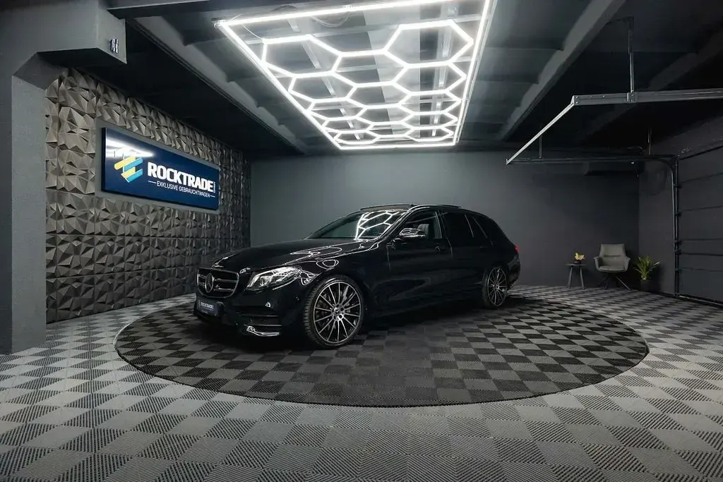 Gebraucht Mercedes E350 AMG 258 PS (189 kW) 2018 Schwarz Limousine
