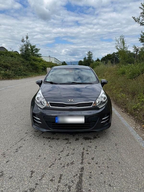 Grau Gebraucht 2016 Kia Rio Edition 7 Limousine | 8.150 € (Fairer Preis) - Bild 1/4