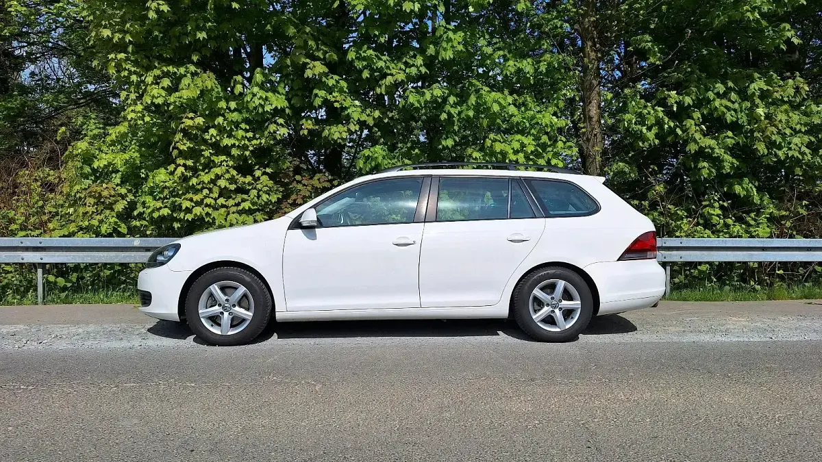 Gebraucht VW Golf VI Comfortline 105 PS (77 kW) 2013 Weiß Kombi