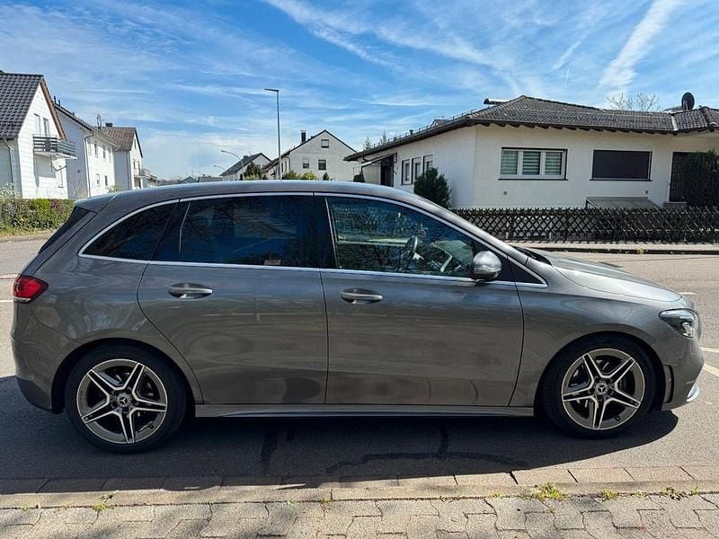 Gebraucht Mercedes B200 AMG line 150 PS (110 kW) 2020 Grau Van / Kleinbus