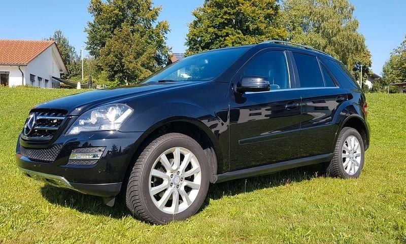 Schwarz Gebraucht 2011 Mercedes ML300 Edition 1 SUV | 20.200 € (Teuer) - Bild 1/4