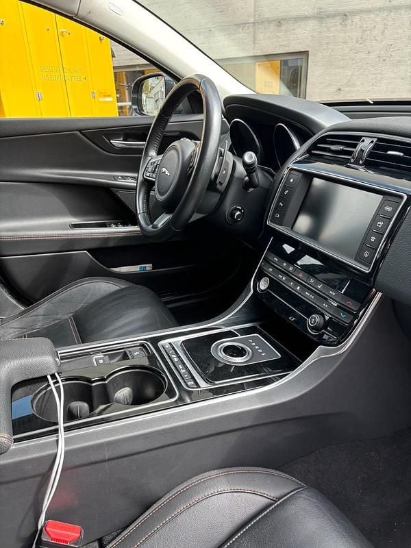 Begagnad Jaguar XE 180 HK (132 kW) 2015 Grå Sedan