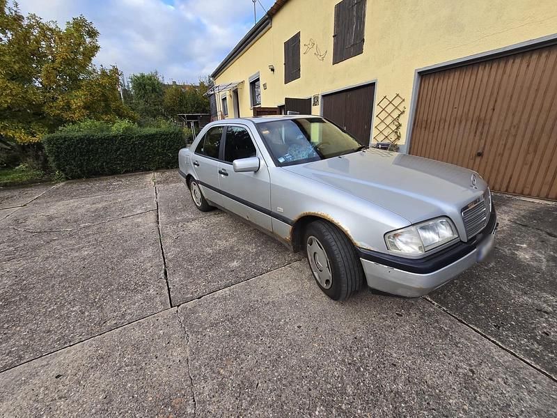 Gebraucht Mercedes C180 122 PS (89 kW) 1997 Silber Limousine