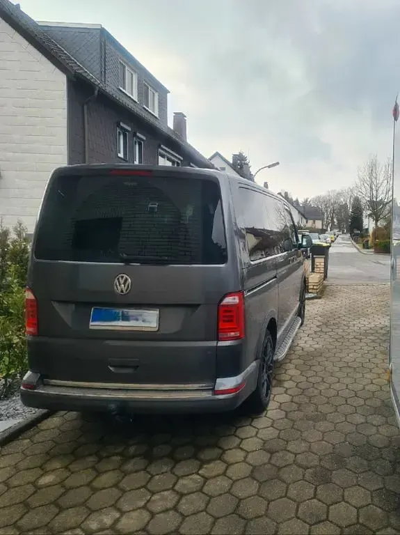 Gebraucht VW Multivan Highline 204 PS (150 kW) 2017 Grau Van / Kleinbus