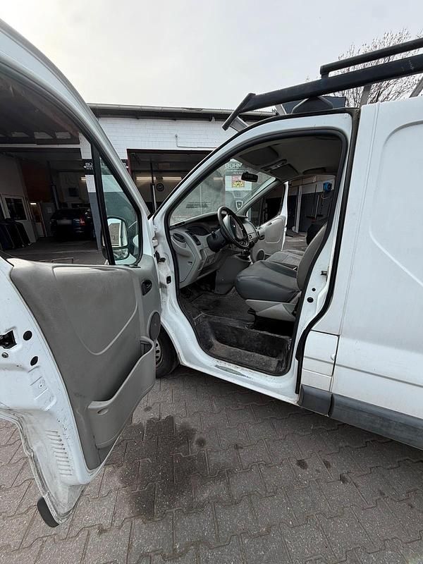 Second-hand Renault Trafic 95 CP (69 kW) 2017 Alb Monovolum