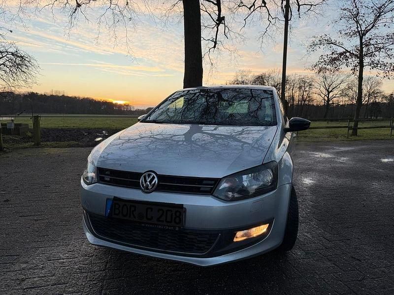 Silber Gebraucht 2011 VW Polo Style Limousine | 5.600 € (Fairer Preis) - Bild 1/4
