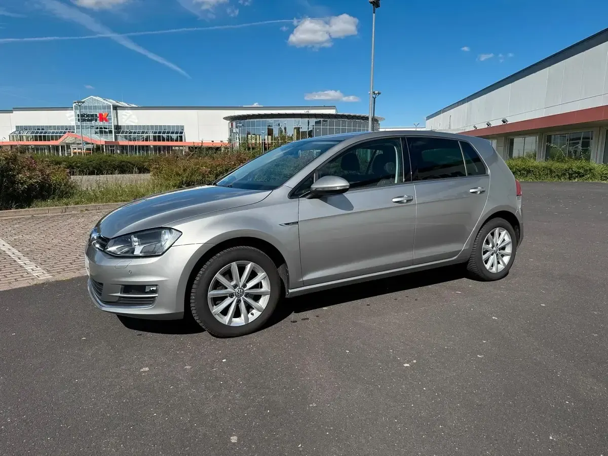 Gebraucht VW Golf VII CLUB 110 PS (80 kW) 2016 Andere farben Limousine