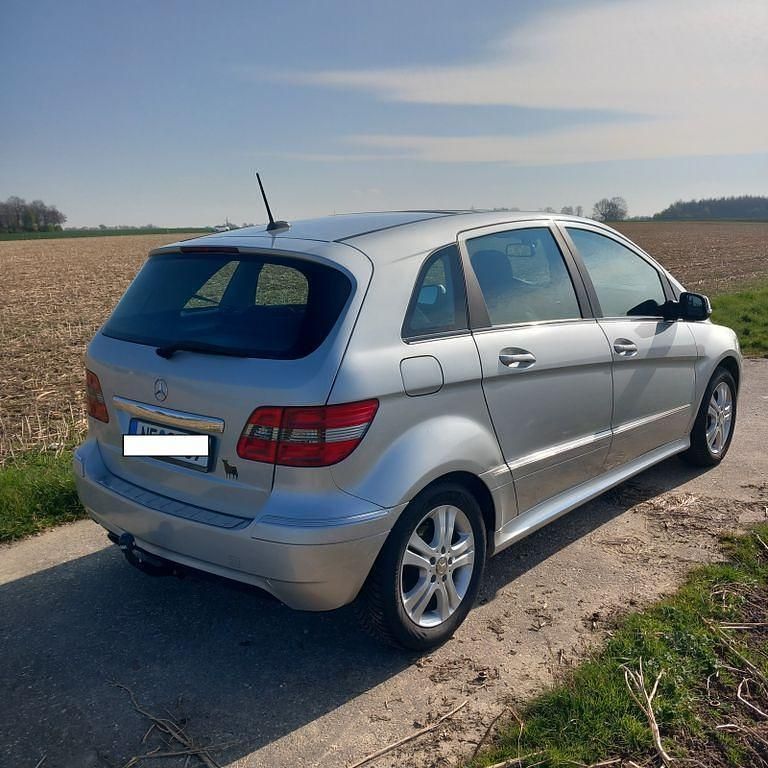 Gebraucht Mercedes B150 95 PS (69 kW) 2009 Silber Van / Kleinbus