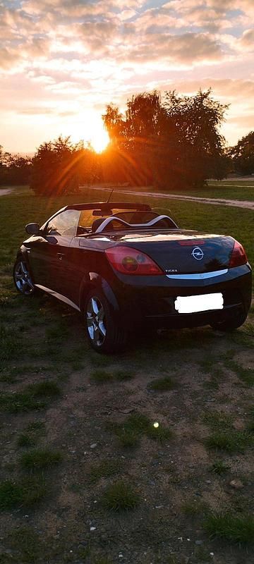 Schwarz Gebraucht 2004 Opel Tigra Cabrio | 2.490 € (Teuer) - Bild 1/4