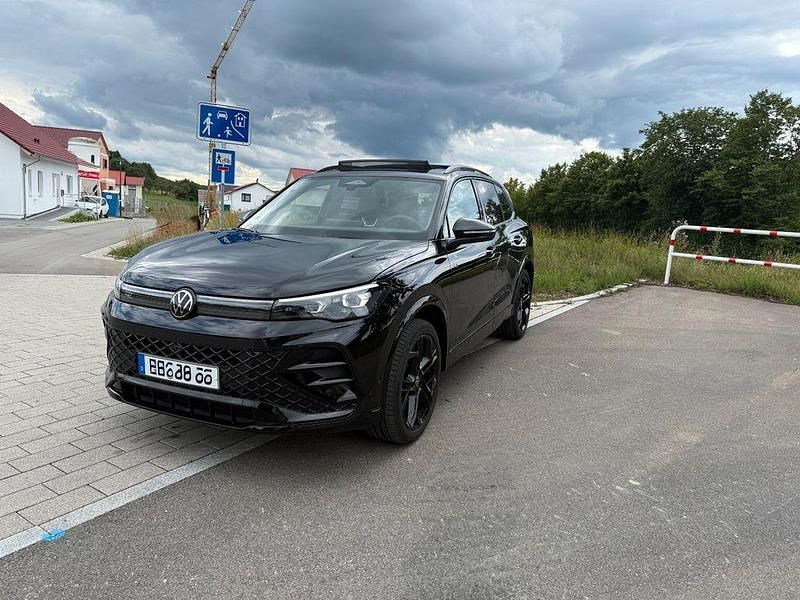 Schwarz Gebraucht 2024 VW Tiguan R-line SUV | 47.600 € (Superpreis) - Bild 1/4