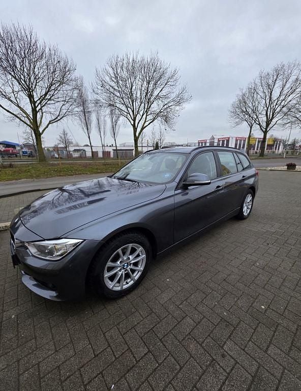 Grau Gebraucht 2013 BMW 320 Kombi | 9.900 € (Guter Preis) - Bild 1/4