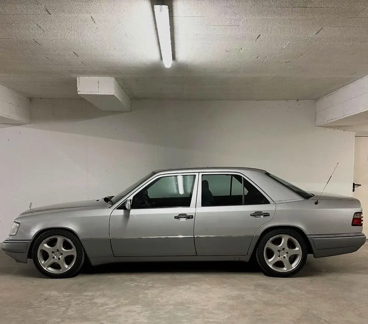 Używany Mercedes E220 150 KM (110 kW) 1993 Srebrny Sedan/Limuzyna