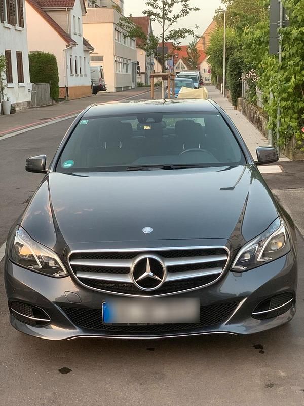 Grau Gebraucht 2015 Mercedes E200 Limousine | 17.500 € (Fairer Preis) - Bild 1/4