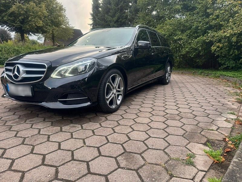 Schwarz Gebraucht 2013 Mercedes E250 Kombi | 12.500 € (Fairer Preis) - Bild 1/4