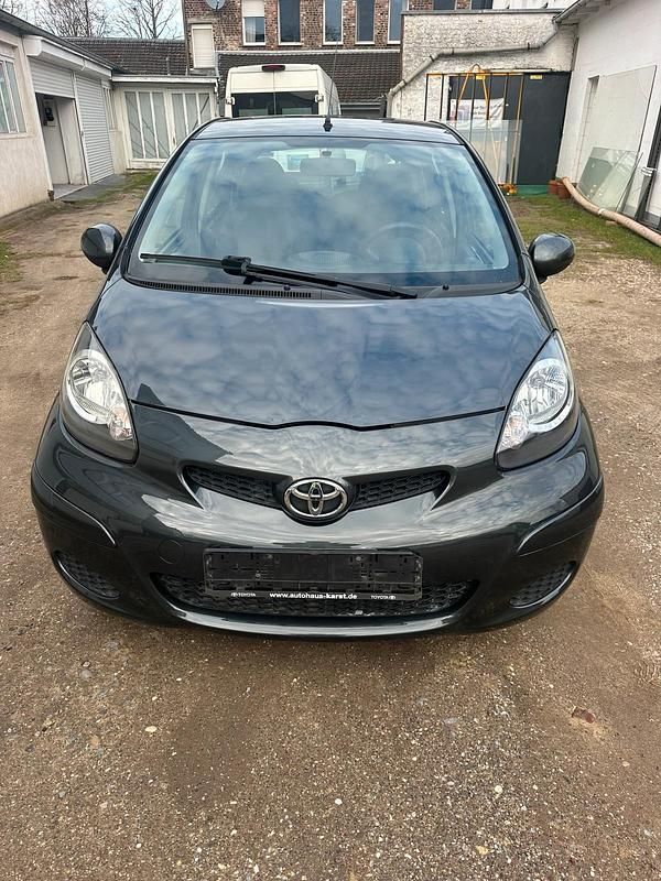 Gebraucht Toyota Aygo 68 PS (50 kW) 2011 Grau Kleinwagen