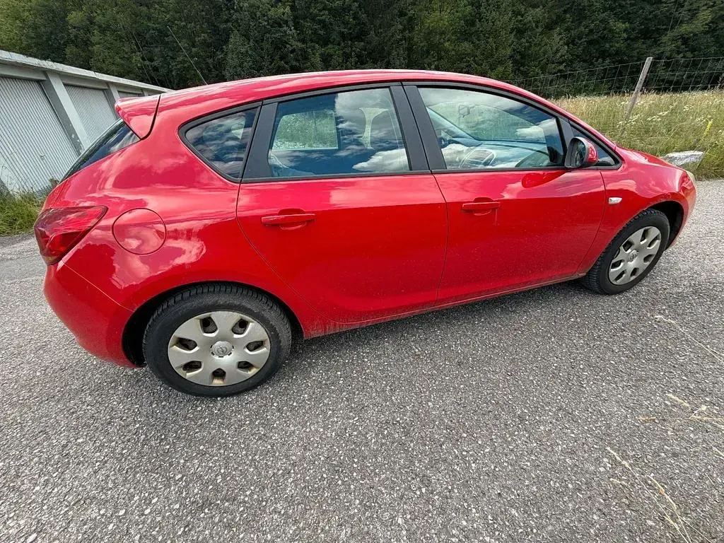 Gebraucht Opel Astra Edition 101 PS (74 kW) 2010 Rot Limousine