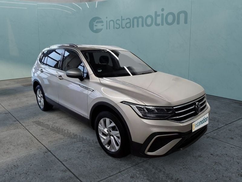 Silber Gebraucht 2023 VW Tiguan Allspace Life SUV | 36.640 € (Fairer Preis) - Bild 1/3