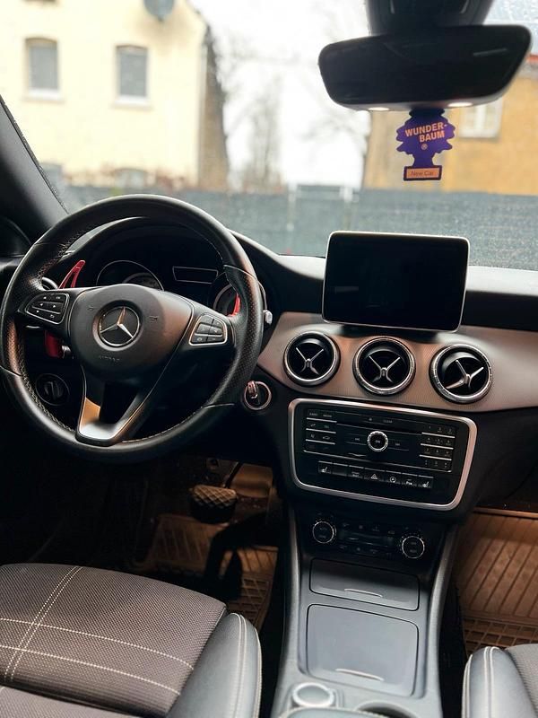Gebraucht Mercedes CLA220 Shooting Brake 177 PS (130 kW) 2016 Rot Kombi