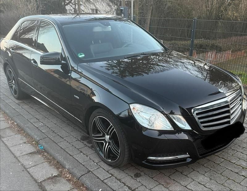 Gebraucht Mercedes E220 Avantgarde 170 PS (125 kW) 2011 Schwarz Limousine