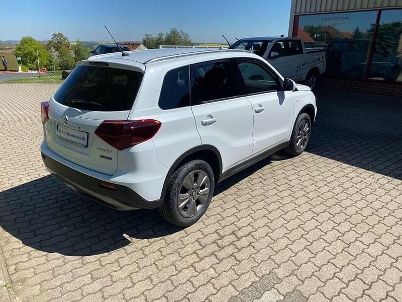 Gebraucht Suzuki Vitara Comfort 116 PS (85 kW) 2023 Cool white pearl metallic SUV