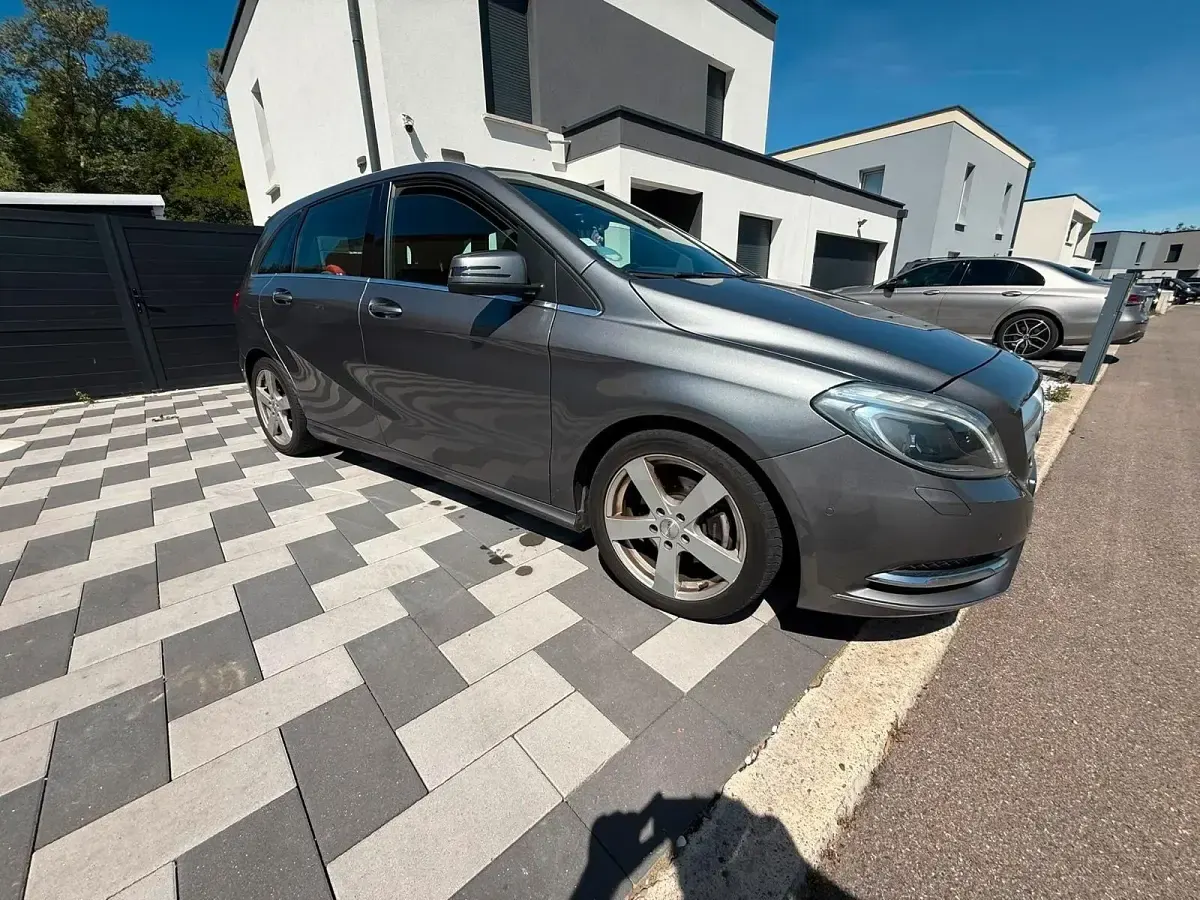 Gebraucht Mercedes B180 Sportline 109 PS (80 kW) 2014 Silber Kleinwagen