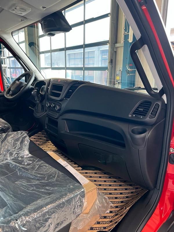 Gebraucht Iveco Daily 175 PS (128 kW) 2023 Rot
