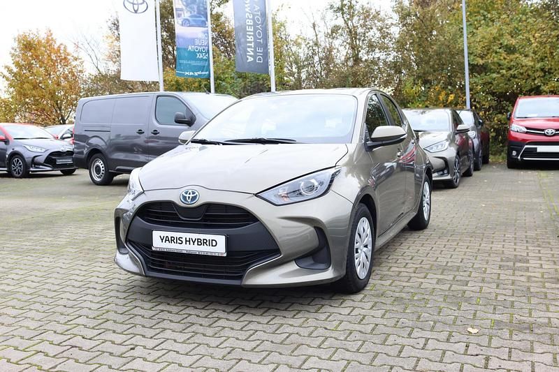 Manganbronze metallic Gebraucht 2023 Toyota Yaris Hybrid Comfort Limousine | 17.490 € (Guter Preis) - Bild 1/4