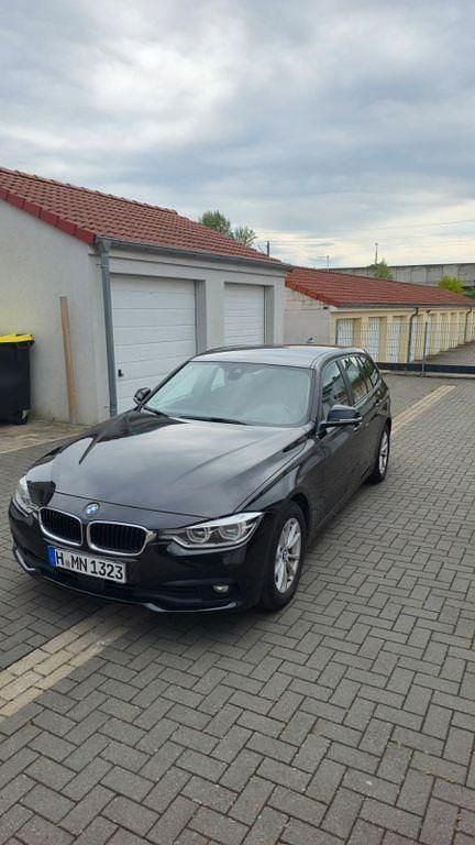 Schwarz Gebraucht 2016 BMW 320 Kombi | 11.900 € (Fairer Preis) - Bild 1/4