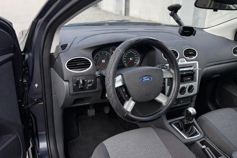 Używany Ford Focus 101 KM (74 kW) 2005 Szary Kombi
