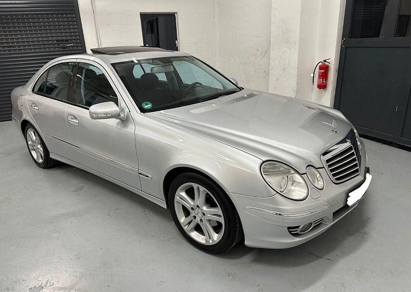 Silber Gebraucht 2007 Mercedes E280 Avantgarde Limousine | 7.490 € (Fairer Preis) - Bild 1/4