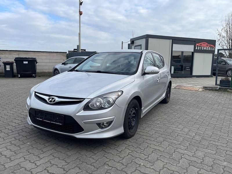 Gebraucht Hyundai i30 Classic 90 PS (66 kW) 2011 Silber Limousine